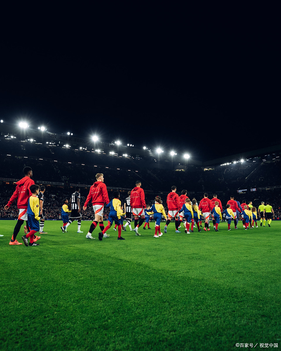 足球比赛的激烈竞争让人激动